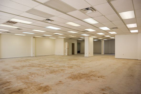 Retail Suite at Corner of Highland Rd / Staring Ln: 8827 Highland Rd, Baton Rouge, LA 70808